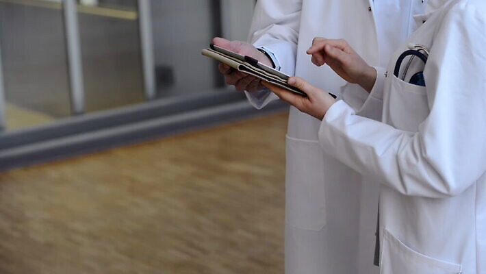 백인 여자 남자 통신 청소년 무선통신 협력 독일 실내 병원 대화 한명 20대 두명 아웃포커스 컴퓨터 태블릿 건강관리 고통 의사 코트 실험복 복도 질병 토론 뮌헨 바이에른 성인여자만 MOV 해외동영상 클립영상 서양인 1 감정 유럽 의학 촬영기법 건강 관리 말하기 사람 청년 내부 전자제품 스마트기기 외투 의료진 가운 동영상 여자만 성인만 파일형식