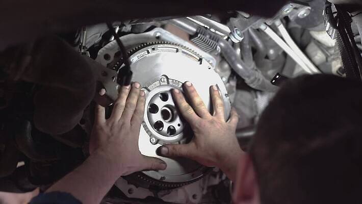 산업 백그라운드 부분 교통시설 자동차 한명 상자 금속 힘 기계 장비 흰색 수리 플러그 전기에너지 브레이크 철 묘사 서비스 톱니바퀴 전염 볼트 엔진 기어 모터 유지 국회 고립 베어링 자동 철강 4K MOV 해외동영상 클립영상 1 육상교통 컬러 교통 재질 사람 에너지 공구 질병 시설 감염 동영상 파일형식