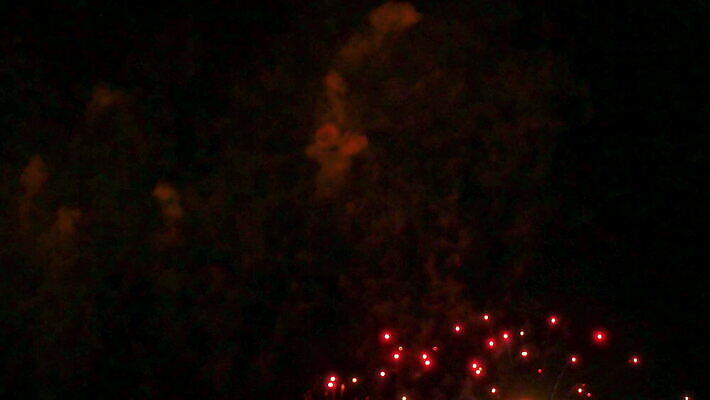 외관 기념일 행복 컬러 백그라운드 크리스마스 하늘 불 추상 휴가 불꽃 전등 기념 폭죽 불꽃놀이 이벤트 사람없음 물 빛 컬러풀 파티 검은색 축제 어둠 축하 생일 야간 저녁 파열 카운트다운 효과 4K MOV 해외동영상 클립영상 자연요소 감정 컨셉 무늬 놀이 조명 동영상 파일형식