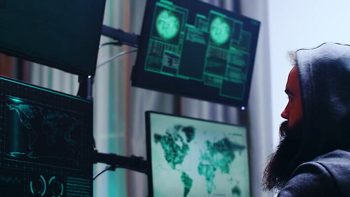 백인 남자 인터넷 컴퓨터 자료 웹 어둠 방 정보 작업 네트워크 바이러스 야간 연결 위험 공격 비밀 사이버 보안 신분 시스템 온라인 해킹 해커 데이터베이스 방화벽 사생활 서버 소프트웨어 악성코드 프로그래밍 테러리스트 4K MOV 해외동영상 클립영상 자연요소 서양인 컨셉 모션 안전 사람 전자제품 범죄 범죄인 동영상 개발 테러 파일형식