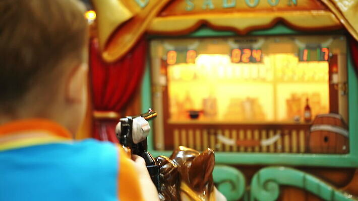 어린이 장난 놀이 소년 사람없음 장난감 기쁨 권총 총 카우보이 승차 작음 발사 그네 리볼버 MOV 해외동영상 클립영상 남자 감정 무기 모션 사람 크기 동영상 파일형식