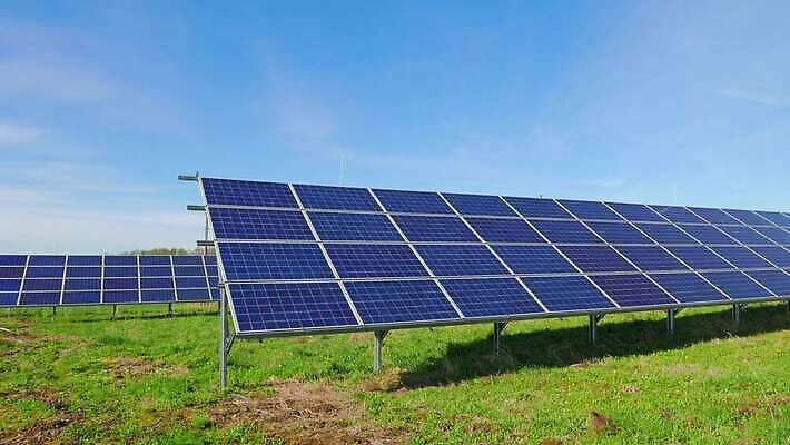 산업 선 농업 자연 하늘 미래 세포 사람없음 야외 초록색 파란색 햇빛 태양 농장 반사 환경 힘 발전기 에너지 시골 판넬 역 보호 배열 에코 하이테크 태양에너지 시스템 집열판 자원 세대 패널 혁명 생태학 설치 수집가 효율 4K MP4 해외동영상 클립영상 자연요소 직업 교육 컬러 컨셉 교통시설 기술 발전소 그린에너지 생태계 동영상 파일형식