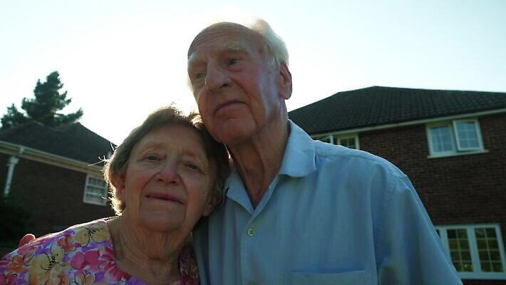 백인 라이프스타일 커플 여자 할아버지 노년 남자 행복 할머니 결혼 2 관계 포옹 남편 불꽃 함께함 건강 사랑 사람 성인 야외 두명 여름 노후 빛 햇빛 낭만 아내 결합 은퇴 긍정 카피스페이스 유대감 4K MP4 해외동영상 클립영상 서양인 계절 감정 컨셉 안기 불 이벤트 생활 태양 공백 동영상 파일형식