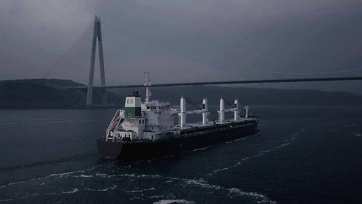 산업 바다 컬러 비즈니스 교통시설 모션 아침 건조 이스탄불 항해 안테나 사람없음 물 강 글로벌 추위 화물 보트 야간 큼 화물선 무역 돛 함선 상업 네비게이션 수입 유조선 4K MP4 해외동영상 클립영상 주간 자연요소 교통 배_교통 통신 운송업 크기 시설 동영상 파일형식 튀르키예