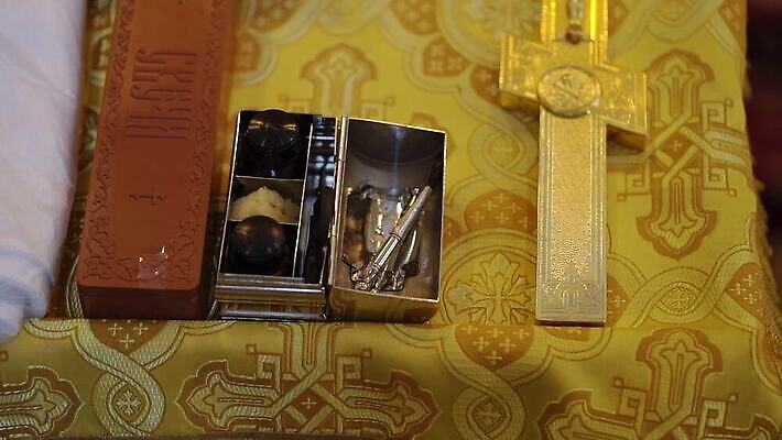 전통 기독교 종교 결혼 십자가 실내 사람없음 내부 책 독서 뷰티 성당 교회 믿음 성경 기도 축하 예수 축복 성직자 러시아 신성 덩어리 러시아인 복음 성찬식 성체 세례 장례식 제단 MOV 해외동영상 클립영상 서양인 감정 유럽 컨셉 종교용품 종교건축 이벤트 건물 신_종교 동영상 파일형식