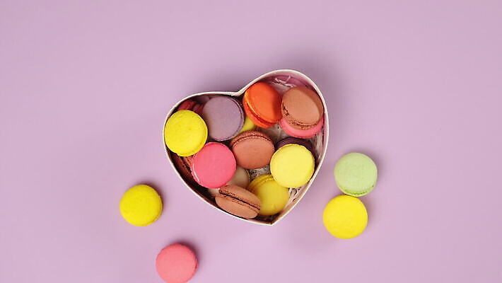 전통 음식 분홍색 오렌지 디저트 요리 사람없음 상자 컬러풀 노란색 쌓기 쿠키 과자 케이크 보라색 여러개 빵집 프랑스 달콤 설탕 굽기 아몬드 모음 마카롱 프랑스어 머랭 파스텔톤 페스츄리 4K MOV 해외동영상 클립영상 문자 유럽 빵 컬러 다수 과일 모션 상점 견과류 맛 구이 동영상 파일형식