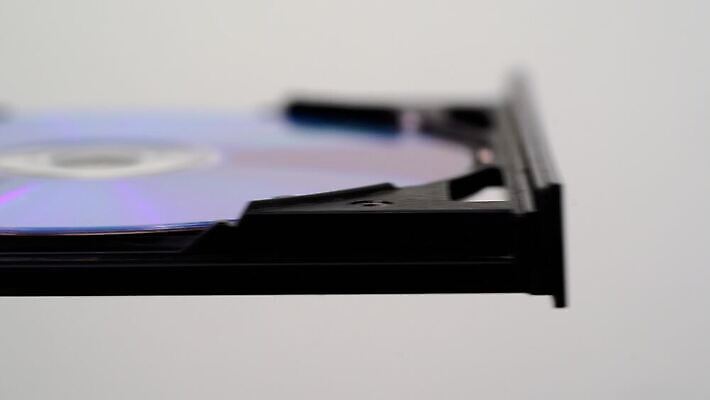 음악 비즈니스 쟁반 사람없음 파란색 노트북 전자제품 컴퓨터 사무실 디지털 검은색 공책 자료 공백 장비 운전 정보 CD 키보드 디스크 오픈 버너 오브젝트 수납 멀티미디어 DVD 고립 녹음기 삽입 소프트웨어 지원 플레이어 하드웨어 화상 광학 4K MOV 해외동영상 클립영상 컬러 모션 문화예술 문구용품 질병 상처 동영상 파일형식 녹음_기록