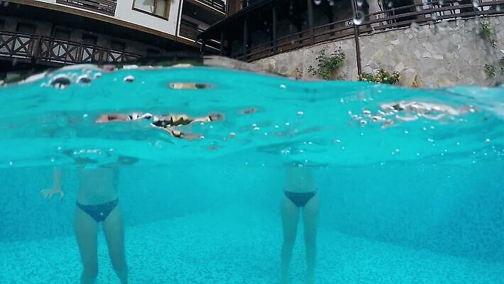 라이프스타일 여자 행복 여행 모션 자연 호텔 휴가 함께함 사람 사람없음 10대 물 여름 파란색 친구 청춘 비키니 뷰티 파티 유행 축제 수영 기쁨 젖음 축하 그룹 고급 떨어짐 당구 분무기 느림 스플래쉬 MP4 해외동영상 슬로모션 클립영상 자연요소 계절 수영복 감정 컬러 컨셉 관계 청소년 숙소 촬영기법 이벤트 생활 구기 수상스포츠 생태계 동영상 파일형식