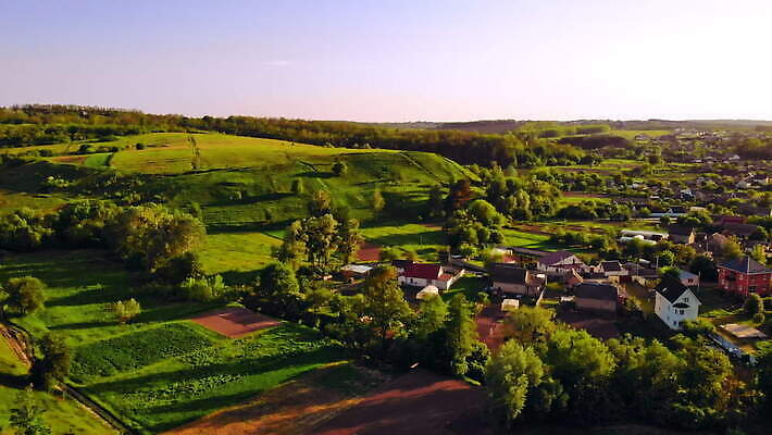 외관 여행 자연 하늘 부동산 휴가 주택 따뜻함 안테나 풍경 사람없음 야외 건물 여름 햇빛 태양 마을 일출 일몰 광선 시골 재산 정상 작음 땅 언덕 내추럴 항공촬영 드론 우크라이나 4K MOV 해외동영상 클립영상 자연요소 건축물 계절 유럽 뷰포인트 통신 금융 노을 크기 생태계 동영상 파일형식