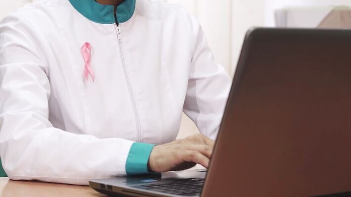 직업 웰빙 인터넷 노동자 건강 병원 한명 미소 동양인 치료 노트북 컴퓨터 약 활발 의사 업무 체험 질병 가슴 바쁨 암 외과 온라인 돌봄 종양 치료사 헬프 4K MOV 해외동영상 클립영상 1 컨셉 의학 모션 표정 사람 인종 신체부위 전자제품 의료진 작업 도움 동영상 파일형식