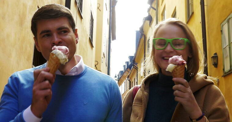 백인 커플 행복 유럽 안경 2 건축양식 아이스크림 거리 주택 함께함 스웨덴 웃음 사람 성인 야외 건물 여행객 산책 기쁨 도시 달콤 먹기 타운 원뿔 스톡홀름 옛날 4K MOV 해외동영상 클립영상 도형 서양인 건축물 잡화 건축 감정 나라 컨셉 관계 모션 휴식 디저트 표정 북유럽 맛 동영상 파일형식
