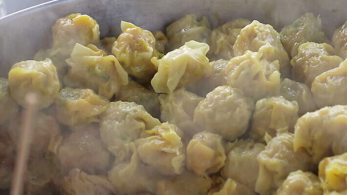 전통 접시 음식 백그라운드 채소 젓가락 건강 육류 요리 동양인 사람없음 목재 식당 일본 검은색 식사 저녁식사 중국 어둠 튀김 신선 뜨거움 사발 맛 정상 수증기 향신료 후추 기선 점심식사 폭식 경단 대두 라비올리 핸드메이드 맛있는 나무배경 MOV 해외동영상 클립영상 나무 식기 아시아 컬러 컨셉 배_교통 식재료 재료 수저 인종 상점 사기그릇 동영상 향미료 파일형식