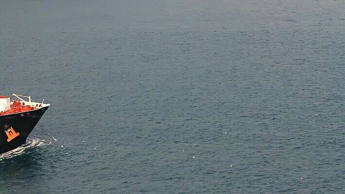 산업 바다 비즈니스 중동 교통시설 모션 항해 사람없음 빨간색 글로벌 힘 에너지 보트 석유 큼 갑판 가득함 무역 활 상업 탱크 화석 연료 가스 닻 네비게이션 보스포루스 수입 유조선 MP4 해외동영상 클립영상 나라 컬러 교통 배_교통 크기 시설 동영상 파일형식