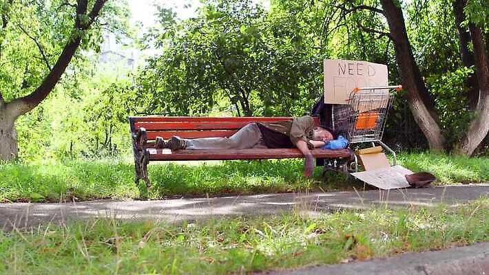 공원 남자 벤치 가방 거리 한명 사람 야외 추위 가을 도시 잠 가난 만취 버리기 배고픔 문제 중독 거지 구걸 노숙자 거짓말 옛날 헬프 혼자 자선단체 4K MP4 해외동영상 클립영상 1 잡화 계절 공공시설 컨셉 의자 모션 도움 그룹 동영상 술취함 자선 파일형식