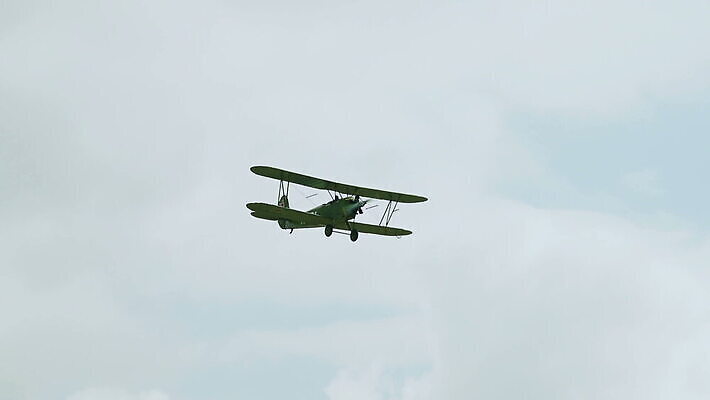 산업 교통시설 하늘 비행기 사람없음 파란색 힘 공군 복고 군용 전쟁 쇼 육군 에어쇼 대패 옛날 MOV 해외동영상 클립영상 컬러 교통 항공교통 대중교통 군대 시설 동영상 파일형식