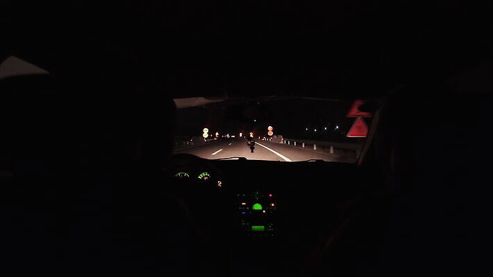 커플 응시 도로 선 여행 2 자동차 유리 휴가 거리 사람없음 노란색 검은색 어둠 운전 낭만 흰색 고속도로 야간 저녁 계기판 루트 선로 자동 통근 호러 혼자 1인칭시점 4K MOV 해외동영상 클립영상 자연요소 시선 길 육상교통 컬러 컨셉 관계 교통시설 모션 재질 출근 공포 동영상 파일형식