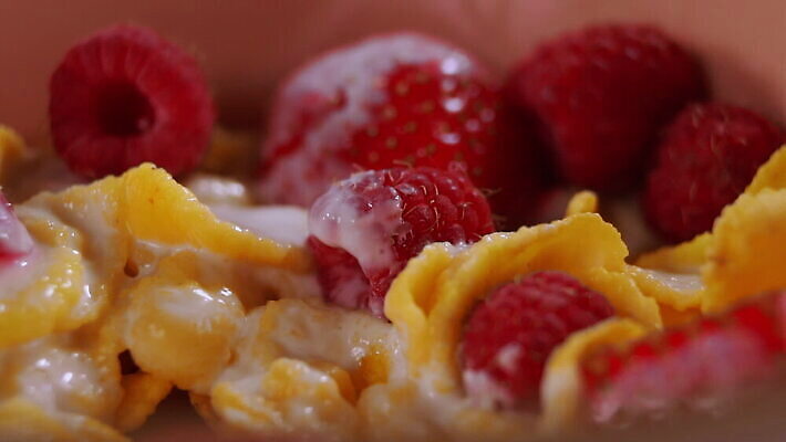 접시 열매 음식 컬러 조각 다이어트 부분 딸기 건강 요리 사람없음 컬러풀 갈색 쌓기 숟가락 식사 우유 신선 사발 붓기 맛 떨어짐 아침식사 혼합 균형 시리얼 먹기 보케 산딸기 서빙 요거트 건강식 내추럴 단백질 뮤즐리 배급 섞기 탄수화물 핸드메이드 맛있는 MOV 해외동영상 클립영상 식물 식기 컨셉 과일 모션 유제품 수저 사기그릇 동영상 영양소 파일형식