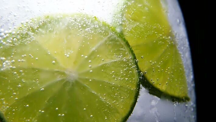 음료 음식 컬러 조각 백그라운드 과일 부분 귤 건강 사람없음 초록색 물 반짝임 노란색 냉동 얼음 검은색 주스 거품 젖음 추위 흰색 신선 칵테일 달콤 떨어짐 레몬 레모네이드 유기농 향기 라임 가스 보드카 소다 토닉 MOV 해외동영상 클립영상 자연요소 웰빙 컨셉 모션 주류 맛 냄새 동영상 에이드 파일형식