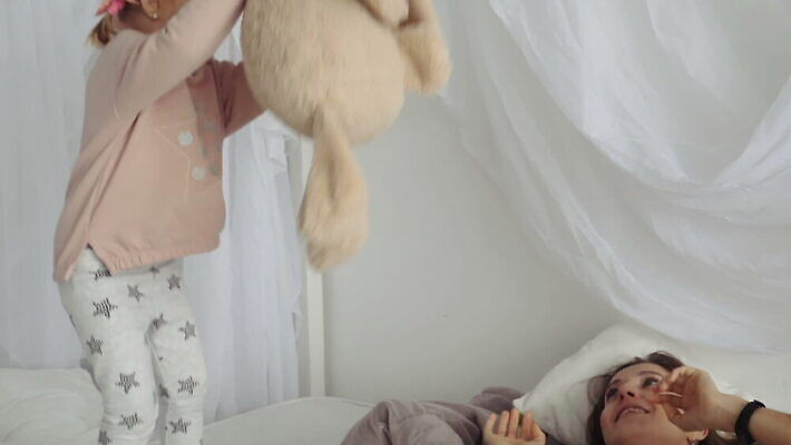 백인 라이프스타일 여자 딸 행복 어린이 가족 놀이 엄마 주택 함께함 실내 사랑 웃음 사람 성인 두명 부모 장난감 파티 귀여움 놀람 기쁨 침실 침대 축하 토끼 생일 세대 거짓말 MOV 해외동영상 슬로모션 클립영상 서양인 기념일 감정 가구 컨셉 포유류 관계 촬영기법 표정 이벤트 내부 건물 생활 반려동물 동영상 파일형식