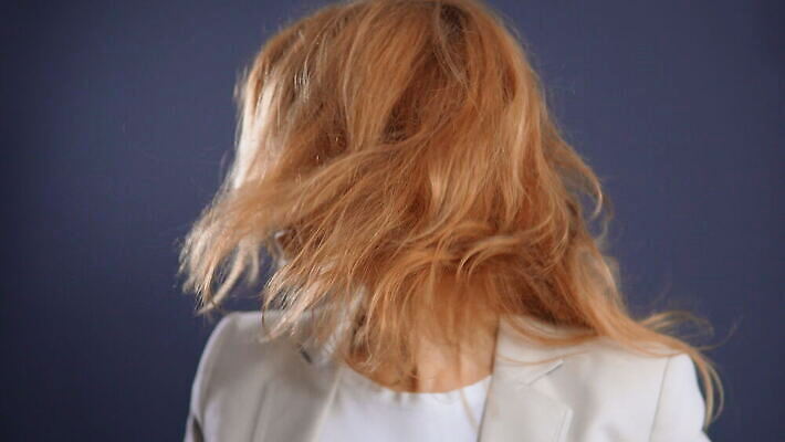 직업 응시 벽 백그라운드 회사 CEO 성공 설계 피곤 한명 미소 정장 금융 머리 우주 경쟁 회색 분노 업무 작업 비즈니스우먼 실패 중앙 계획 토론 분석 회전 해결 빨간머리 내추럴 경영 고용 심각 제어 프로젝트 4K MOV 해외동영상 클립영상 1 헤어스타일 시선 옷 여자 감정 컬러 컨셉 비즈니스 표정 사람 신체부위 경제 구직 직장인 좌절 동영상 채용 파일형식