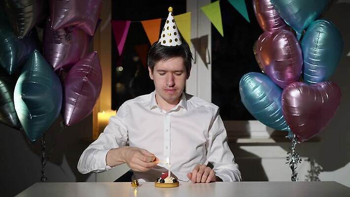 백인 1 라이프스타일 기념일 남자 감정 얼굴 휴가 디저트 주택 기념 실내 한명 사람 앉기 성인 파티 케이크 축제 슬픔 축하 생일 고독 지루함 싱글 나쁜 심각 우울감 우울증 캡모자 혼자 4K MOV 해외동영상 클립영상 서양인 모자_잡화 음식 컨셉 모션 이벤트 내부 건물 생활 신체부위 질병 동영상 파일형식