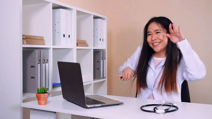 직업 학생 여자 행복 유니폼 청진기 성공 실내 병원 한명 미소 웃음 앉기 동양인 노트북 컴퓨터 약 건강관리 환자 간호사 의사 축하 춤 우승 업무 유머 승자 인턴 4K MOV 해외동영상 클립영상 1 옷 감정 컨셉 비즈니스 의학 의료기기 모션 문화예술 표정 건강 관리 사람 인종 내부 전자제품 의료진 최고 작업 동영상 파일형식