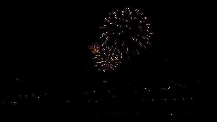 행복 컬러 백그라운드 하늘 불 추상 휴가 불꽃 새로움 기념 폭죽 사람없음 빨간색 빛 컬러풀 노란색 파티 검은색 축제 어둠 흰색 축하 도시 업무 야간 저녁 폭발 연도 7월 4K MOV 해외동영상 클립영상 자연요소 감정 컨셉 무늬 이벤트 작업 날짜 동영상 파일형식