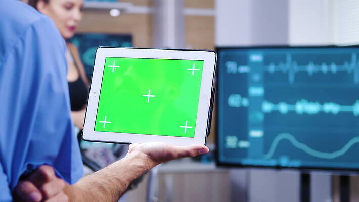 직업 과학 건강 병원 여러명 운동복 컴퓨터 달리기 운동 약 건강관리 스크린 모니터 장비 체험 센터 실험실 연습 측정 시설 하이테크 격려 달리기선수 4K MOV 해외동영상 클립영상 옷 감정 다수 컨셉 의학 모션 기술 실험 관리 사람 전자제품 육상선수 동영상 파일형식