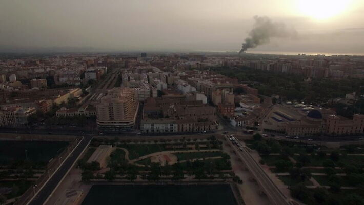 나무 공원 도로 여행 지붕 주택 안테나 사람없음 야외 건물 도시풍경 태양 광선 원형 스페인 연기 지역 드론 랜드마크 발렌시아 옛날 수평선 4K MOV 해외동영상 클립영상 자연요소 도형 식물 건축물 공공시설 유럽 길 통신 교통시설 풍경 도시 동영상 파일형식