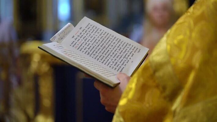 전통 손 기독교 종교 결혼 십자가 실내 사람 내부 책 교회 믿음 성경 기도 예수 의식 아빠 황금 성자 성직자 심볼 연습 묘사 서비스 신성 덩어리 교황 성찬식 성체 신앙심 MOV 해외동영상 클립영상 감정 종교용품 가족 종교건축 이벤트 건물 신체부위 신_종교 동영상 파일형식