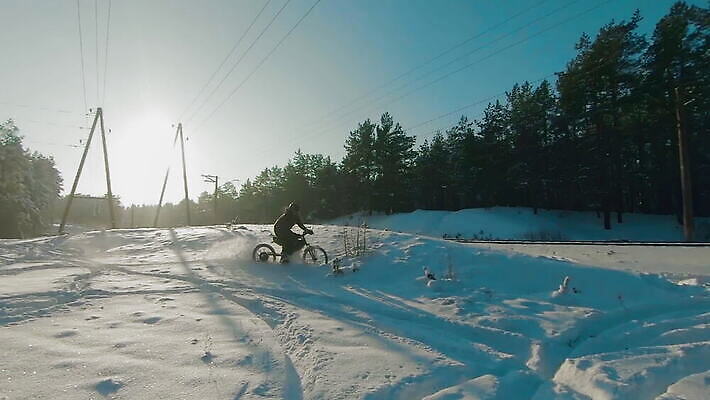 남자 스포츠 겨울 모션 한명 야외 자전거 힘 운전 에너지 오토바이 승차 숲 헬멧 모터 라이더 바이크레이서 바이킹 베터리 산악자전거 MOV 해외동영상 슬로모션 클립영상 1 계절 촬영기법 사람 바이크 보호장비 동영상 파일형식