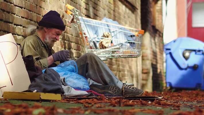 거리 주택 돌담 한명 사람 앉기 야외 옆모습 추위 좌절 쓰레기 가난 먹기 버리기 문제 판지 거지 구걸 노숙자 우울증 헬프 자선단체 4K MP4 해외동영상 클립영상 1 감정 뷰포인트 컨셉 모션 건물 담장 돌_바위 도움 그룹 질병 동영상 자선 파일형식