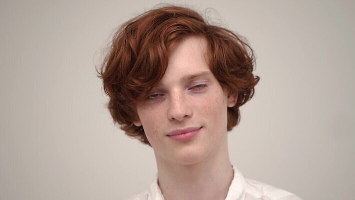 백인 모델 1 라이프스타일 헤어스타일 남자 행복 감정 얼굴 포즈 생각 실내 한명 미소 사람 성인 청춘 유행 표현 화려 우아함 이발 성실 생강 고립 혼자 스타일 MP4 해외동영상 슬로모션 클립영상 서양인 컨셉 채소 촬영기법 표정 내부 생활 신체부위 동영상 파일형식