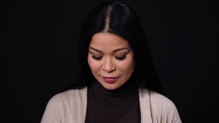 모델 여자 감정 백그라운드 통신 모션 검은배경 모바일 갈색머리 실내 한명 미소 사람 동양인 성인 스마트폰 핸드폰 뷰티 촬영 중국 외침 분노 잡기 좌절 닫기 주기 옷입기 공격적 비명 혼혈 4K MOV 해외동영상 클립영상 1 헤어스타일 아시아 컨셉 표정 인종 내부 전자제품 스마트기기 검은색 소리 다문화 동영상 파일형식