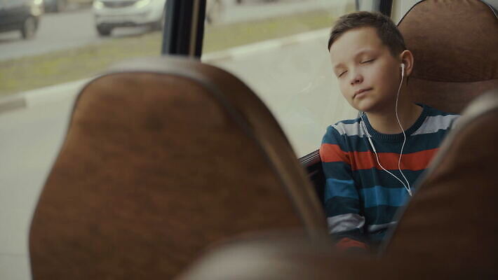 학생 응시 계절 음악 남학생 여행 노래 창문 교통시설 버스 한명 사람 소리 듣기 추위 코트 슬픔 가을 도시 좌절 고독 승차 출퇴근 일반 깊이 우울증 캡모자 혼자 4K MOV 해외동영상 클립영상 모자_잡화 1 시선 남자 감정 육상교통 교통 컨셉 비즈니스 모션 문화예술 대중교통 외투 질병 시설 동영상 파일형식