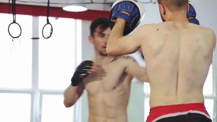 직업 라이프스타일 남자 스포츠 운동화 신체 근육 건강 두명 운동 힘 권투 펀치 수비 결심 집중 연습 준비 싸움 근육질 챔피언 킥복싱 자극 종합격투기 4K MOV 해외동영상 클립영상 신발 컨셉 모션 사람 생활 격투기 몸매 동영상 파일형식