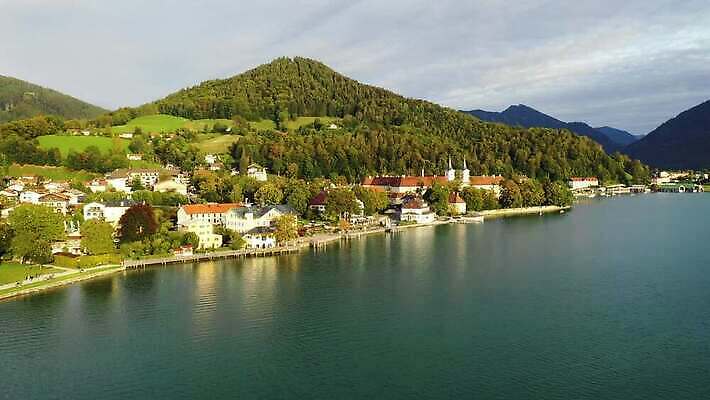 나무 유럽 호수 여행 자연 하늘 산 독일 파노라마 사람없음 야외 물 파란색 관광지 교회 마을 보트 언덕 장면 타운 바이에른 바이에른사람 산맥 4K MOV 해외동영상 클립영상 자연요소 식물 나라 컬러 배_교통 종교건축 촬영기법 건물 도시 생태계 동영상 파일형식