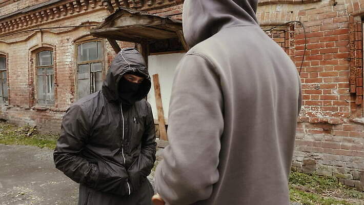 남자 무기 얼굴 2 거리 가면 사람 두명 검은색 재킷 야구 덮개 분노 도시 폭력 방어 범죄 위험 공격 싸움 공포 박쥐 지역 변장 불만 깡패 공격적 때리기 스트라이크 4K MOV 해외동영상 클립영상 감정 컬러 컨셉 포유류 모션 어류 신체부위 구기 외투 뚜껑 사회이슈 동영상 파일형식