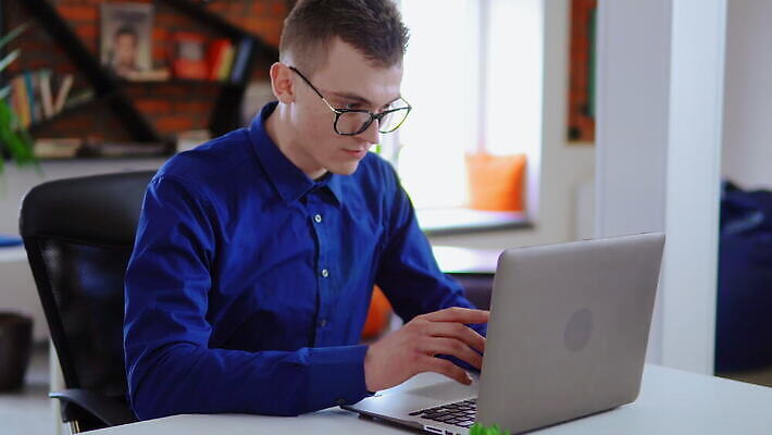 백인 직업 남자 안경 얼굴 셔츠 회사 비즈니스 사업가 직장 실내 한명 성인 파란색 노트북 컴퓨터 자료 타이핑 업무 작업 비즈니스맨 괴짜 종업원 스마트 집중 책상 온라인 공학 개발 경영 다락방 멍청이 지원 채팅 중소기업 4K MOV 해외동영상 클립영상 서양인 1 잡화 교육 컬러 가구 컨셉 상의 사람 내부 신체부위 전자제품 직장인 동영상 파일형식