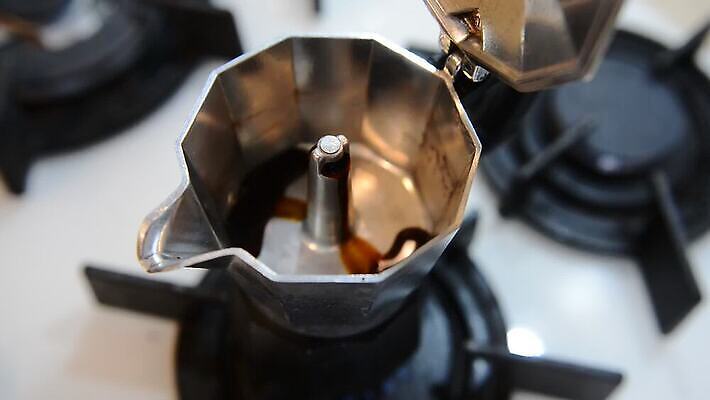 전통 커피 음료 음식 백그라운드 아침 사람없음 컵 갈색 금속 주방 검은색 어둠 기계 이탈리아 카페 머그컵 수확 표현 신선 시간 뜨거움 붓기 클래식 아침식사 은색 냄비 수증기 난로 굽기 오브젝트 복고 만들기 아로마 가스 에스프레소 단절 모카 옛날 철강 카페인 MOV 해외동영상 클립영상 주간 식기 유럽 컬러 컨셉 농업 모션 재질 상점 식사 솥 난방기 구이 동영상 파일형식