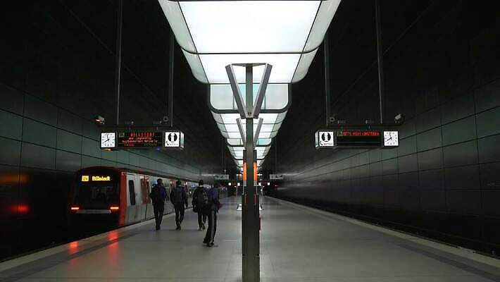 디자인 유럽 선 여행 백그라운드 이동 건축양식 교통시설 유리 미래 독일 사람없음 내부 건물 파란색 빛 사무실 계단 금속 기차 도시 시간 터널 전철 역 아래 속도 에스컬레이터 튜브 지하 일반 빛망울 대칭 함부르크 비어있는 4K MOV 해외동영상 클립영상 건축물 건축 나라 길 육상교통 컬러 교통 컨셉 비즈니스 재질 대중교통 방향 시설 위치 동영상 파일형식