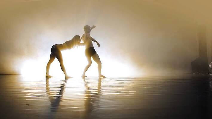 커플 여자 컬러 포즈 2 신체 모션 건강 그림자 사랑 미술 사람 성인 사람없음 파란색 빛 우주 힘 공연 기쁨 댄서 터치 무대 안개 춤 쌍 우아함 연기 극장 근육질 쇼 열정 지휘 단아함 실행 평형 프리스타일 4K MP4 해외동영상 클립영상 직업 감정 컨셉 관계 근육 날씨 문화예술 이벤트 수영 몸매 동영상 파일형식