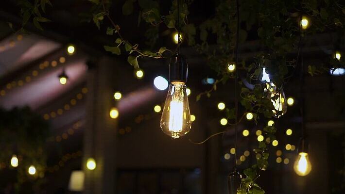 줄 결혼 전구 휴가 조명 주택 매달리기 사람없음 장식 빛 노란색 파티 축제 화환 황혼 모임 수확 등불 램프 축하 야간 저녁 오브젝트 잔치 보케 빛망울 광 뒤뜰 텅스텐 MOV 해외동영상 클립영상 자연요소 꽃 컬러 컨셉 농업 모션 이벤트 건물 일몰 원소 동영상 파일형식