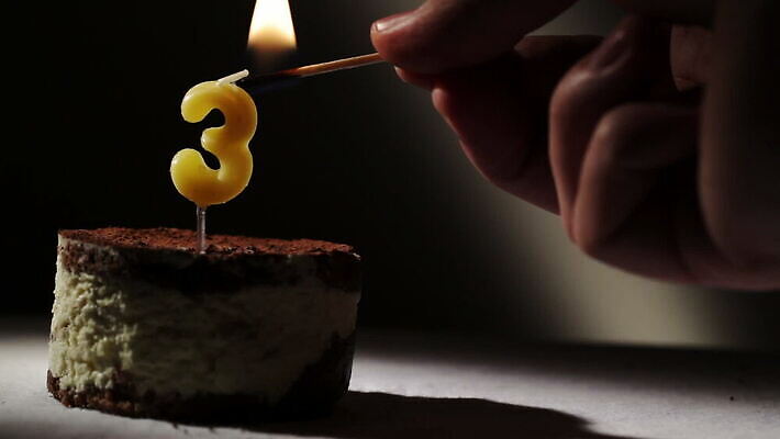 손 행복 백그라운드 불 휴가 실내 사탕 종류 3 빛 뷰티 숫자 케이크 검은색 어둠 수확 아기 신생아 점 생일 행운 유머 달콤 연도 동영상 정물화 카운트 페스츄리 티라미수 카피스페이스 HD MOV 해외동영상 스펀지케이크 클립영상 자연요소 문자 기념일 감정 빵 컬러 컨셉 농업 디저트 사람 내부 신체부위 공백 맛 그림 파일형식