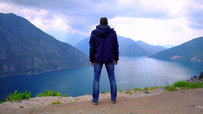 라이프스타일 응시 남자 바다 여행 겨울 자연 하늘 휴가 산 건강 한명 사람 물 파란색 여행객 봄 하이킹 자유 고독 내추럴 산악가 원정 하이커 4K MOV 해외동영상 클립영상 자연요소 1 시선 계절 감정 컬러 컨셉 레저 생활 생태계 동영상 파일형식
