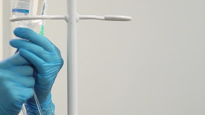 직업 장갑 백그라운드 건강 병원 주사기 치료 약 방 장비 흐름 간호사 의사 긴급 바늘 바이러스 떨어짐 질병 준비 튜브 주사약 외과 해결 조제 돌봄 치유 투입 헬프 항생제 코로나바이러스 MP4 해외동영상 클립영상 잡화 컨셉 의학 의료기기 모션 의료진 도구 도움 만들기 동영상 파일형식