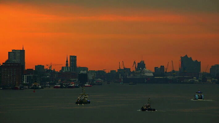 산업 교통시설 하늘 독일 사람없음 야외 건물 물 강 항구 새벽 보트 지역 함부르크 4K 락다운 MOV 해외동영상 클립영상 자연요소 건축물 유럽 교통 배_교통 시설 동영상 파일형식