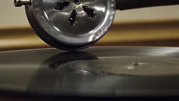 디자인 음악 백그라운드 놀이 손잡이 미술 사람없음 목재 상자 금속 확성기 소리 듣기 장비 수확 골동품 기구 춤 역사 시장 클래식 향수 오브젝트 복고 오디오 축음기 비닐 턴테이블 고물 구식 깔대기 되감기 옛날 조작 플레이어 스타일 4K MP4 해외동영상 클립영상 나무 음향기기 컨셉 농업 재료 모션 재질 문화예술 전자제품 화장품 동영상 파일형식