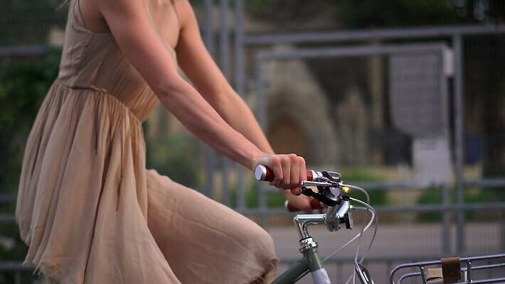 백인 라이프스타일 긴머리 드레스 여자 도로 교통수단 교통시설 청소년 영국 잉글랜드 거리 한명 미소 20대 야외 아웃포커스 캐주얼 울타리 금발 자전거 터치 경계선 런던 사이클링 성인여자만 성인여자한명만 4K 트래킹숏 틸트업 MOV 해외동영상 클립영상 서양인 1 헤어스타일 옷 유럽 길 선 교통 촬영기법 표정 사람 청년 생활 담장 바이크 육상스포츠 경계 시설 동영상 여자만 여자한명만 성인만 파일형식