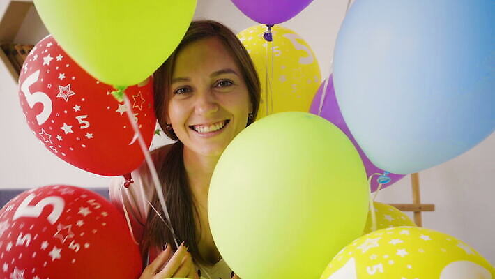 백인 라이프스타일 여자 행복 컬러 백그라운드 휴가 기념 실내 선물 한명 미소 웃음 사람 성인 빨간색 컬러풀 뷰티 파티 기쁨 축하 표현 잡기 생일 풍선 많음 4K MOV 해외동영상 클립영상 서양인 1 기념일 감정 컨셉 모션 표정 이벤트 내부 생활 동영상 파일형식